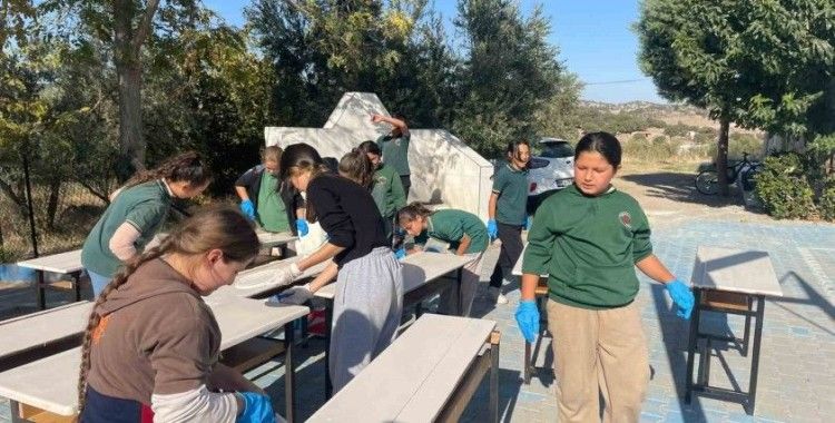 Üniversiteli öğrenciler köy okulunun masalarını yeniledi
