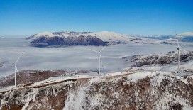 Bitlis’teki rüzgar güllerinin sisli dağlarla görüntüsü mest ediyor
