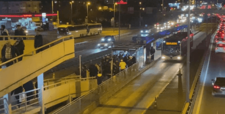 Metrobüste silahla havaya ateş eden şüpheli gözaltına alındı