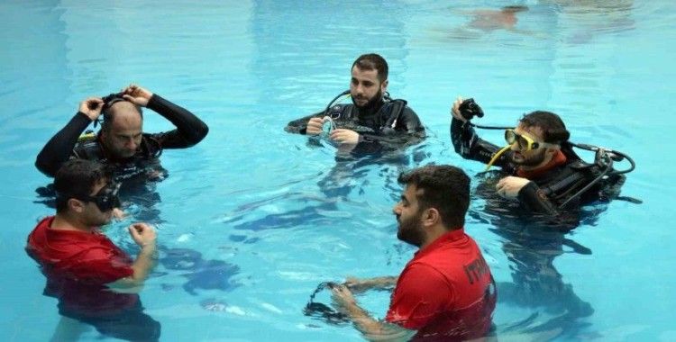 Diyarbakır’da itfaiye erlerinden su altında hazırlık eğitimi
