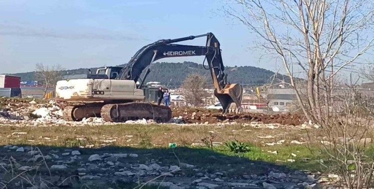 Tuzla’da tehlike saçan moloz yığınları gündeme geldi, belediye harekete geçti
