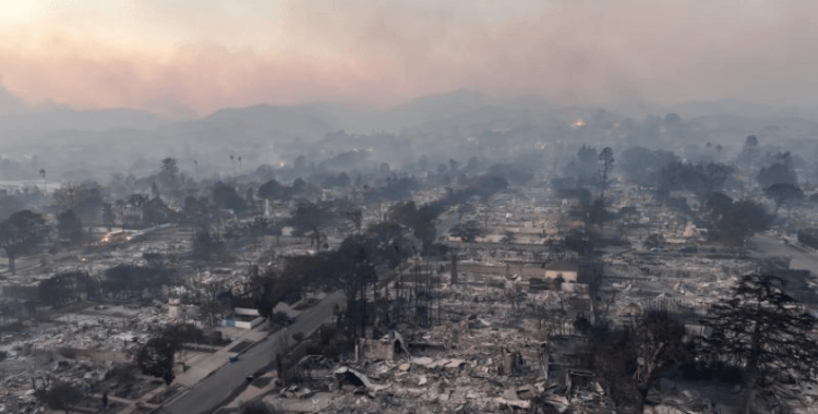 Los Angeles Belediye Başkanı, yangınlar sürerken Gana gezisinden dönmediği için eleştiriliyor