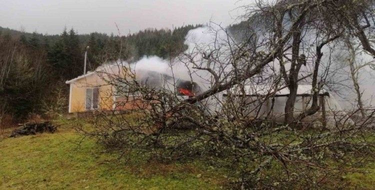 Alevlere teslim olan prefabrik ev kullanılamaz hale geldi
