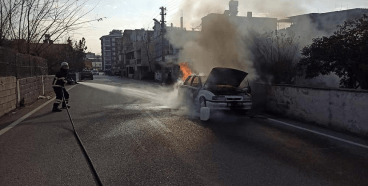 Hatay’da seyir halindeki otomobil yandı