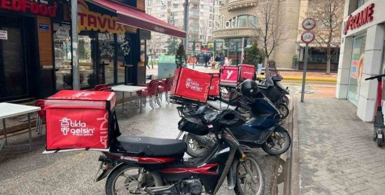 Trafiğe kapalı olmasına rağmen otopark gibi kullanılan sokakla ilgili hala çözüm üretilmedi
