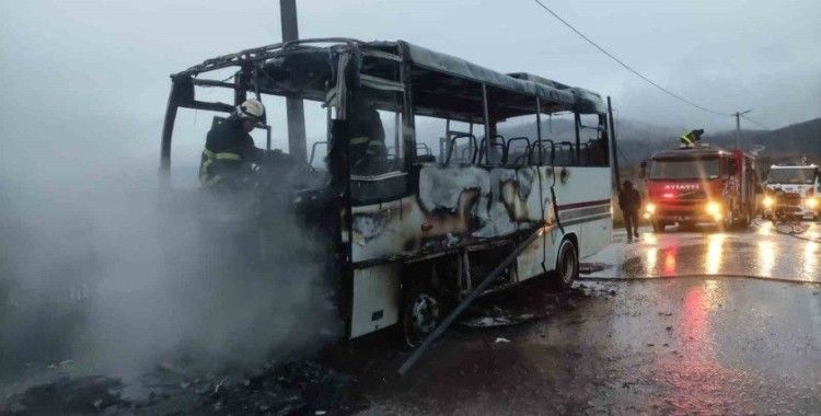 Yalova’da faciadan dönüldü...Öğrenci servisi alevlere teslim oldu
