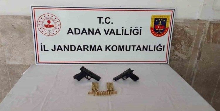 Adana’da gümrük kaçağı 70 cep telefonu ile 2 ruhsatsız tabanca ele geçirildi
