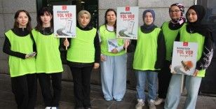 Öğrenciler trafik polisi oldu, yolcu ve sürücüleri uyardı