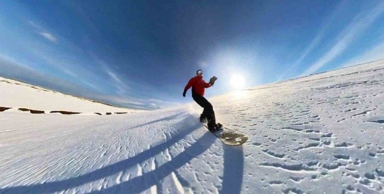 Karla kaplı Sis Dağı’nda snowboard keyfi
