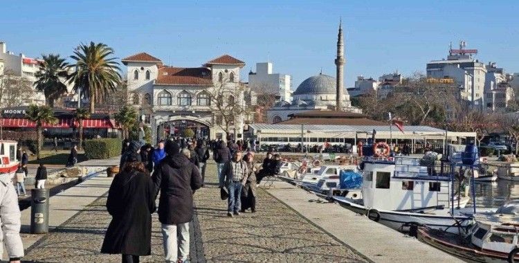 Ocak ortasında güneşli havayı gören Bandırmalılar sahile akın etti
