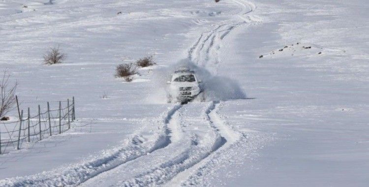 Erzincan’da karlı dağları aşan paletli ambulanslar hastaların derdine derman oluyor
