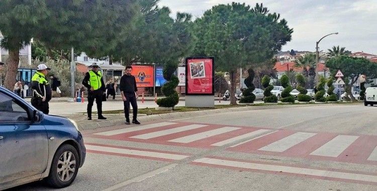 Çeşme’de yayalara öncelik uygulamaları devam ediyor
