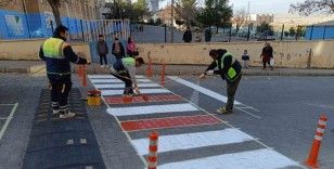 Mardin Büyükşehir Belediyesi, okul bölgelerinde trafik ve yaya güvenliğini artırıyor
