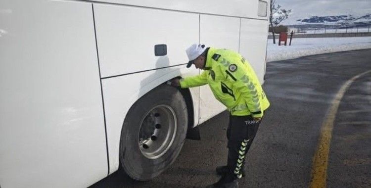 Emniyetten kemer ve kış lastiğine sıkı denetim
