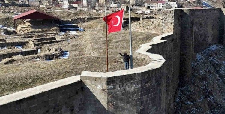 Bitlis Kalesi’nde bayrak yarıya indirildi
