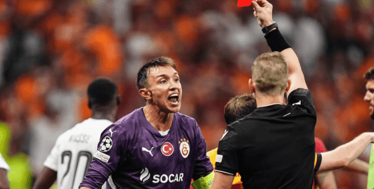 'Bitti' hareketiyle gündeme gelen deneyimli kaleci Muslera, Galatasaray tarihine geçti