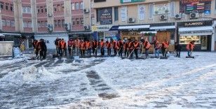 Kar yağışının etkili olduğu Erzincan’da kar küreme çalışmaları sürdürülüyor
