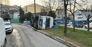 Ataşehir'de freni patlayan kamyonet devrildi