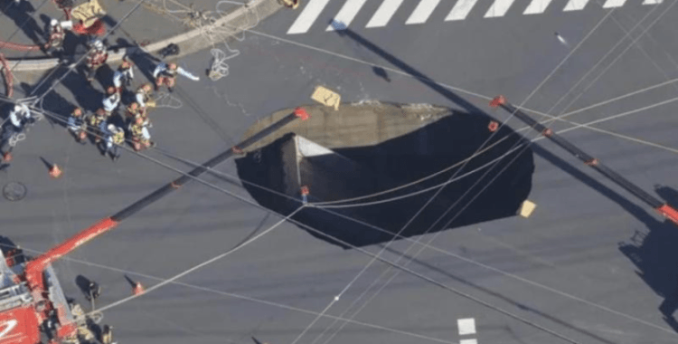 Japonya'da yol çöktü, oluşan dev çukura kamyonet düştü