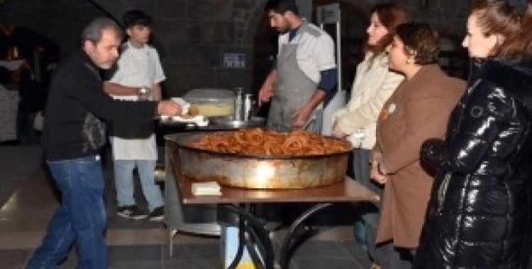 Teravihten çıkan yurttaşlara tatlı ikramı