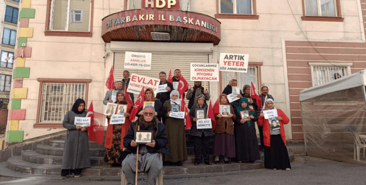 Diyarbakır annelerinin nöbetine bir aile daha katıldı