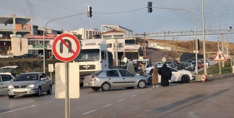Ankara’da iki otomobil kafa kafaya çarpıştı
