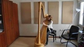 Küçüklüğünden beri çaldığı boyundan büyük arp ile Türkiye’yi temsil ediyor
