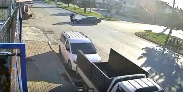Otomobil ile motosikletin çarpışması sonucu 1 kişinin yaralandığı trafik kazası kamerada

