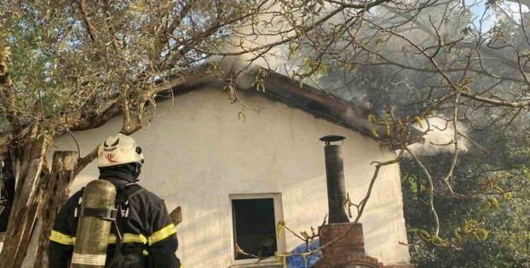 Mangal için yakılan barbekü çatı yangınına neden oldu
