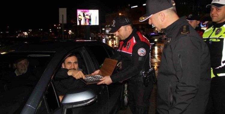 Emniyet müdüründen emniyet kemeri takmayan sürücüye ceza yerine çikolata tadında uyarı
