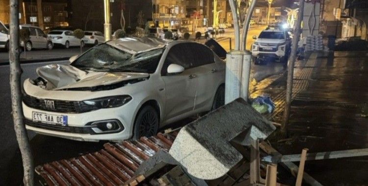 Hakkari’de fırtına nedeniyle 3 kişi yaralandı
