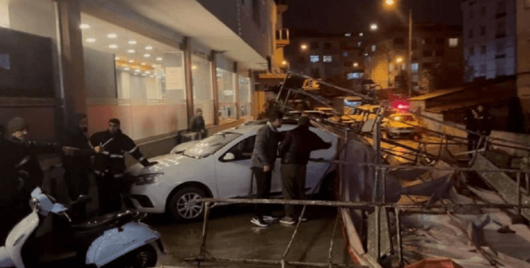 Tekirdağ'da şiddetli rüzgar bina tadilatı için kurulan iskeleyi devirdi: 3 araç zarar gördü