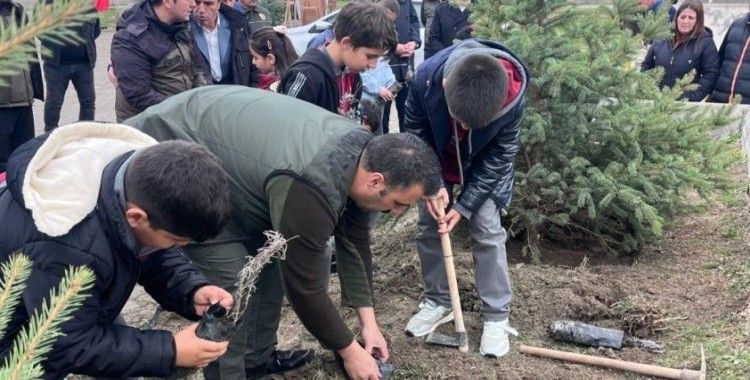 Erzincan’da şehit ailesiyle yeşil vatan için ağaç diktiler
