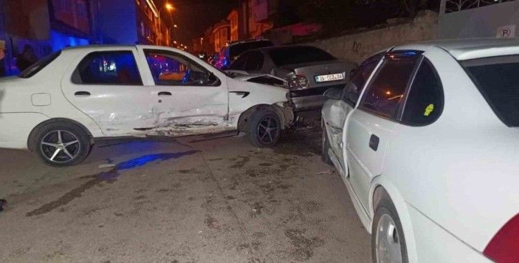 Çarpışmada savrulan araç 4 otomobile daha çarptı: 1 yaralı
