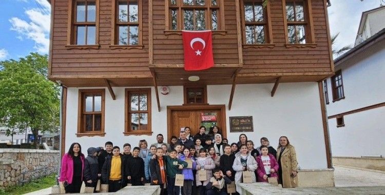 Kitap okuyan çocuklar ödüllendirildi
