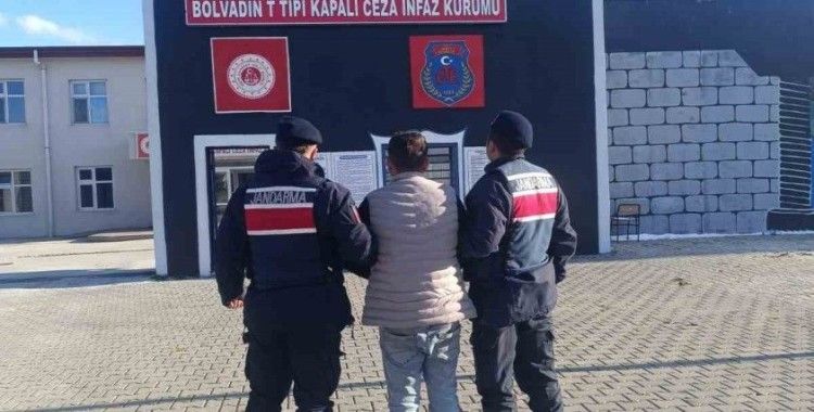 Çeşitli suçlardan aranan şahsı jandarma yakaladı
