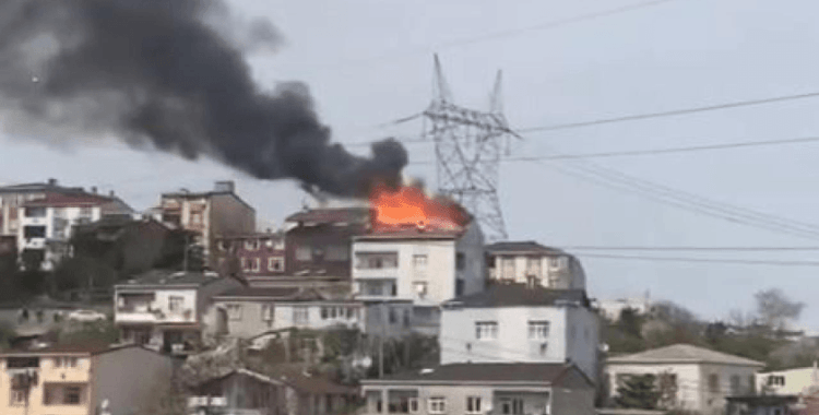 İstanbul'da 2 katlı binanın çatısında yangın
