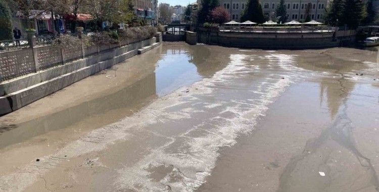 Suyu azaltılan Porsuk Çayı’nda ilginç manzara
