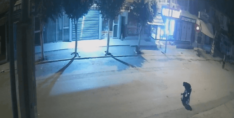 İşe gitmek için babasıyla servis bekleyen genç kadın dehşeti yaşadı