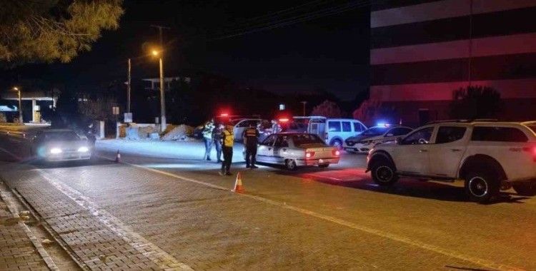 Durdurulan araçtan ruhsatsız tüfek ve tabanca ele geçirildi
