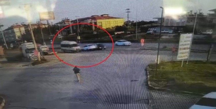 Manavgat’ta 3 aracın karıştığı kaza kamerada
