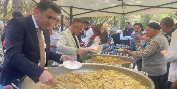 Cami çıkışı binlerce kişiye ‘Şifalı Pilav’ ikram ettiler
