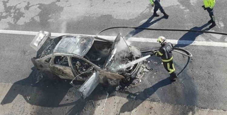Denizli-Aydın Otoyolunda alev alan otomobil metal yığınına döndü
