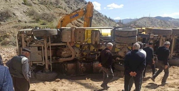 Hafriyat kamyonu devrildi
