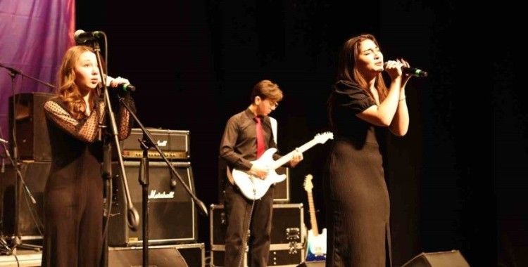 Liseli gençler müzik yeteneklerini sergiledi
