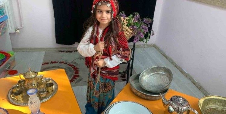 Yöresel kıyafetler miniklerin defilesiyle tanıtıldı
