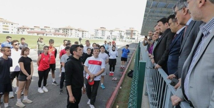 Vali Musa Işın, DPÜ Spor Bilimleri Fakültesi öğrencilerine başarılar diledi
