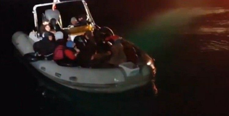 Didim’de sürüklenen bottaki 19 düzensiz göçmen kurtarıldı
