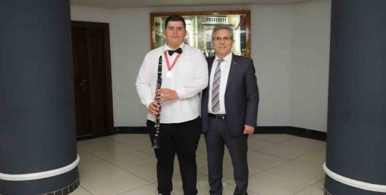 Başkan Tetik’ten Türkiye Şampiyonu otizmli gence klarnet hediyesi
