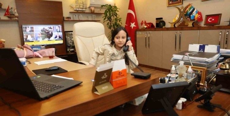 Başkan Bıyık koltuğunu minik İpek’e bıraktı
